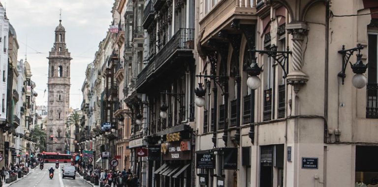 Lee más sobre el artículo Parkings en Ciutat Vella Valencia: Opciones de estacionamiento en el centro histórico